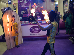 blindfolded knife throwing-amanah-mall