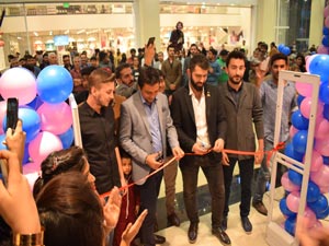 defacto-grand-opening